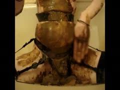 Covered in filth, the nude slut in the bathtub